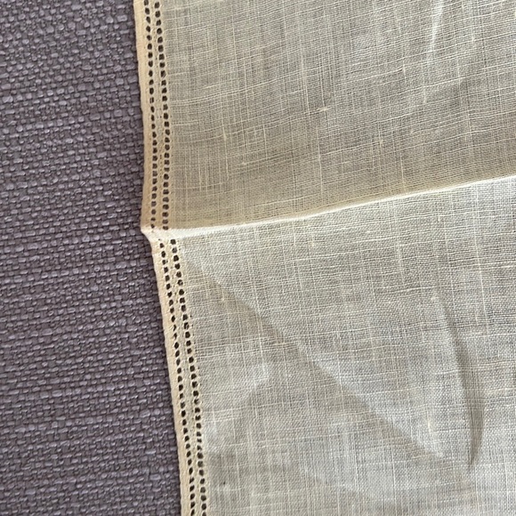 TWO VINTAGE Linen Handkerchiefs - Picture 8 of 10